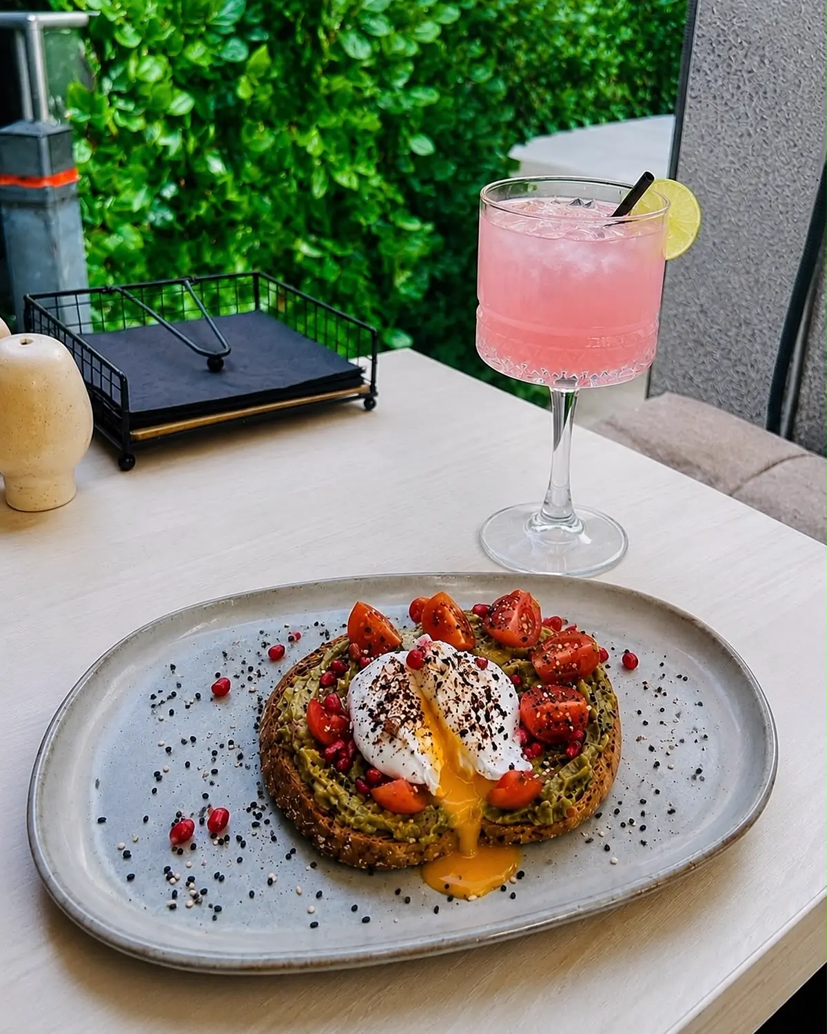 Avocado toast cu limonadă