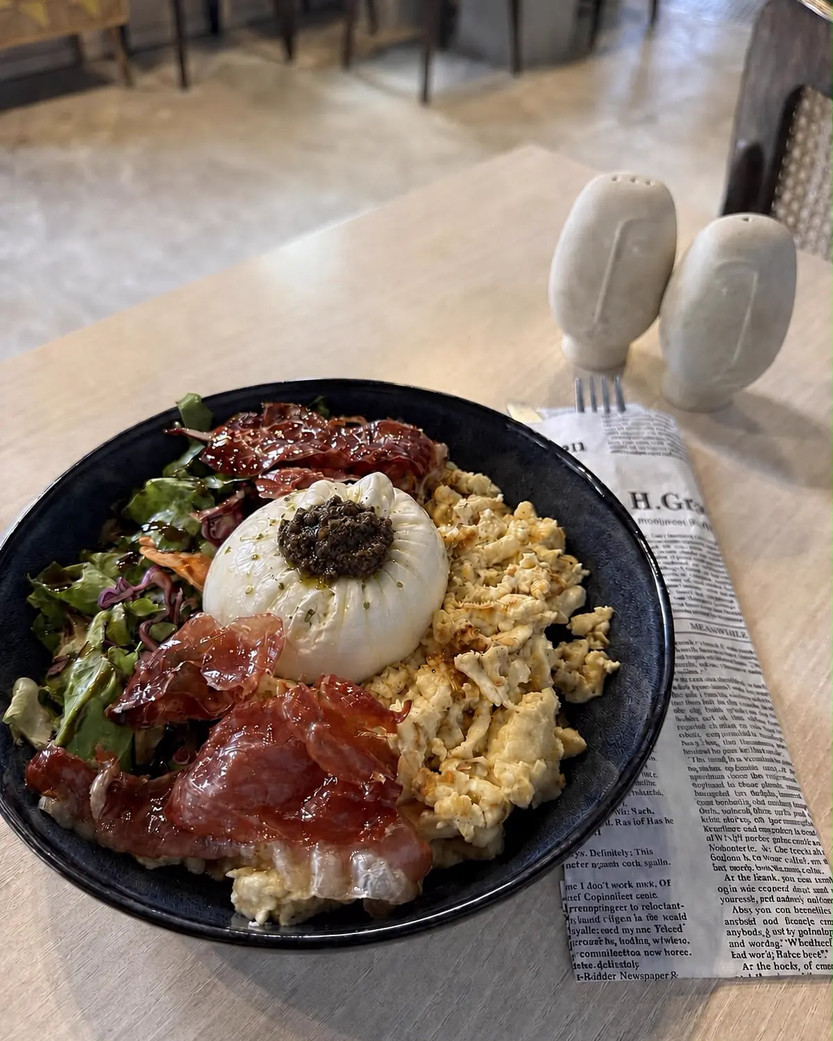 Scrambled eggs cu burrata și prosciutto